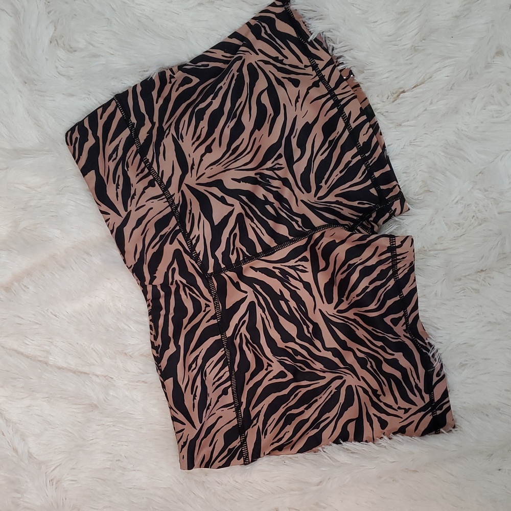 LAB MFG Athletic Shorts Tan and Black Animal Print Size 14 (XL)
